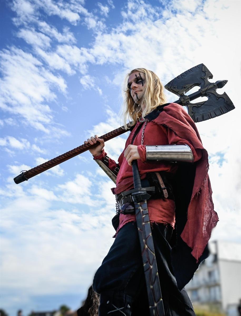 Personnage fantastique en costume avec une arme scénique