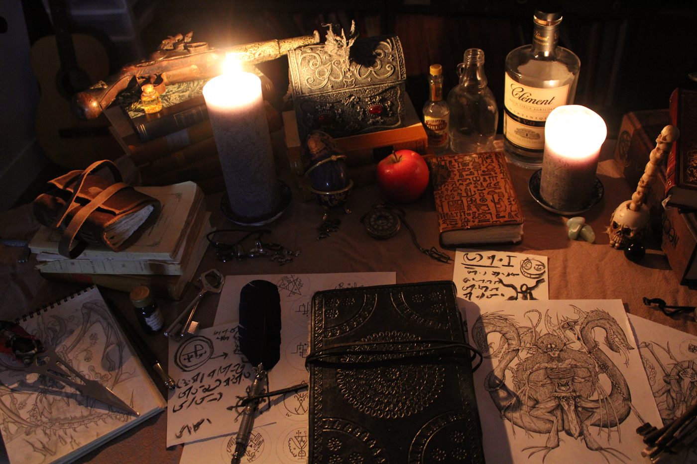 Bougies, grimoires et accessoires de bibliotheque fantastique