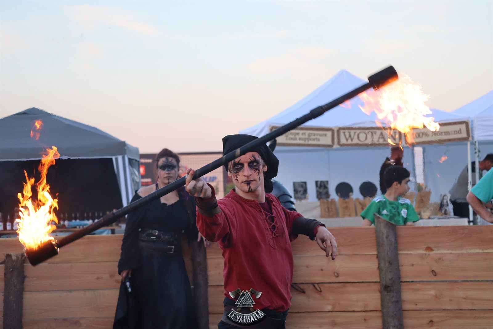 Artiste en prestation de feu devant le public